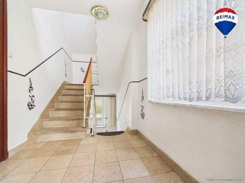 REMAX Immobilien DeLux Mehrfamilienhaus Diele Saarbrücken Mark Borowicz - 