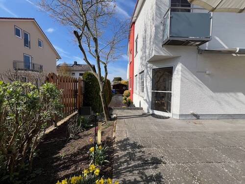 seitlicher Weg zur Terrasse - 