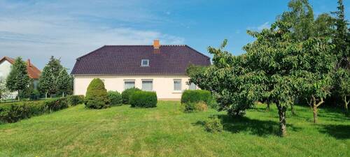 Hausansicht - Abstand zum Nachbarn - Bauernhof - mit Nebengebäuden und ca. 35.000 m² Land