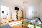 Wohnzimmer - Charmante 38 qm Wohnung mit urbanem Flair in Friedrichshain - Komfort im historischen Ambiente