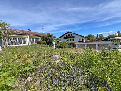 Grundstück mit Altbestand 
- 