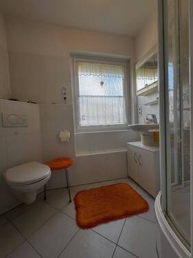 1. OG Badezimmer mit Dusche.jpg - 