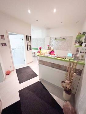 Empfang Praxis - Mehrfamilienhaus mit moderner Praxis auf großzügigem Grundstück in Meeder!