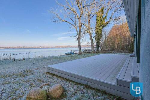 Große Terrasse mit Blick auf den See - 
