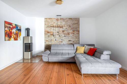 Wohnzimmer mit Echtholzkamin - 3 Zimmer Etagenwohnung zum Kaufen in Berlin