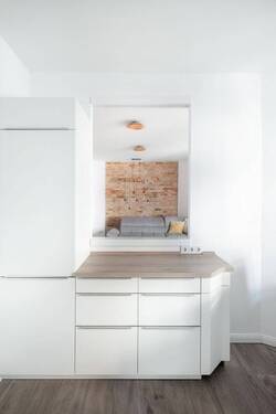 Küche mit Durchreiche zum Wohnzimmer - Etagenwohnung mit 107,00 m&sup2; in Berlin zum Kaufen