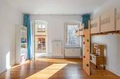 Zimmer 2 mit Blick zum Balkon - 