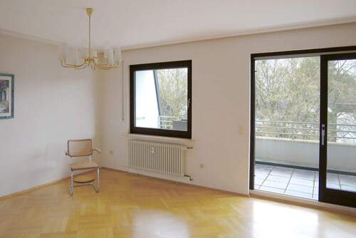 Blick zum Balkon - 3 Zimmer Etagenwohnung in Kassel