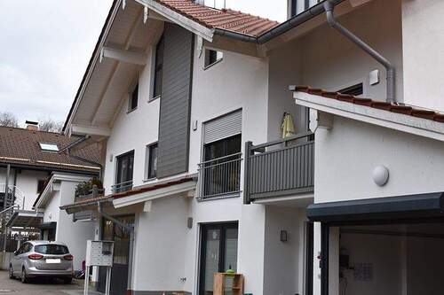 Hausansicht - HOCHWERTIGE 3-ZIMMER-EIGENTUMSWOHNUNG MIT OST- UND WESTBALKON