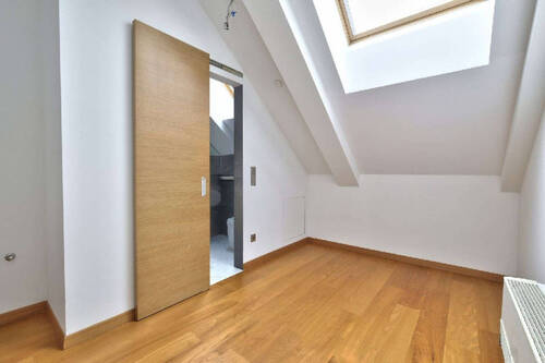 Zimmer mit Dachfenster - 