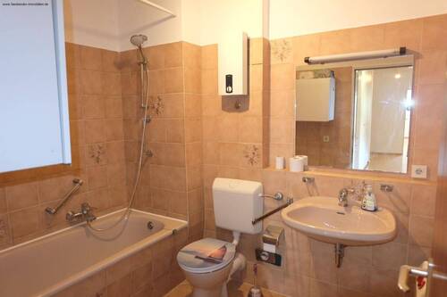 Bad mit Wanne u. Anschluss für Waschmaschine - 