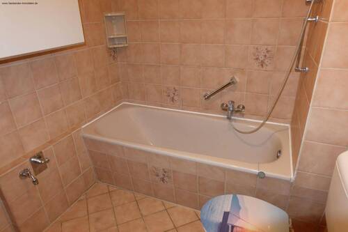 Bad mit Wanne u. Anschluss für Waschmaschine - 