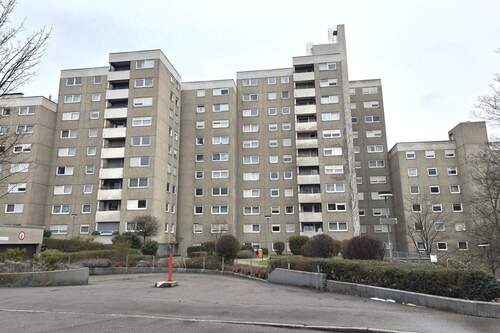 Ansicht Straße - Sofort frei: 2-Zimmer-Eigentumswohnung in Waiblingen (Korber Höhe)