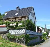 Großzügiges Haus mit 3 Wohneinheiten, Garten, Garagen, unterkellert und Weitblick - Ensch