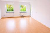 Helles Wohnzimmer mit großen Fenstern OG - 7 Zimmer Mehrfamilienhaus, Wohnhaus in Remscheid