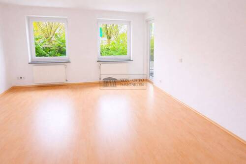 Helles Wohnzimmer mit großen Fenstern OG - 7 Zimmer Mehrfamilienhaus, Wohnhaus in Remscheid