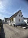 Aussenansicht - Hofeinfahrt - Familienhaus mit Werkstatt und schönem Grundstück in attraktiver Lage