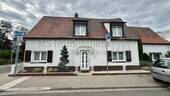 Hausansicht 1 - *** Charmantes Einfamilienhaus + Garage ***