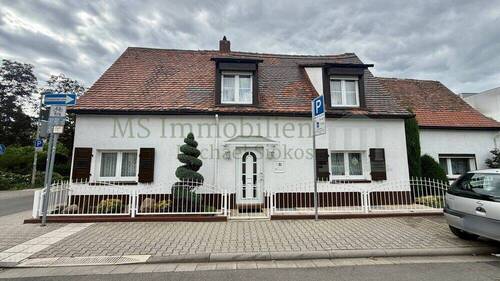 Hausansicht 1 - *** Charmantes Einfamilienhaus + Garage ***