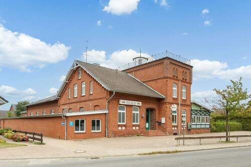 Seitenansicht mit Parkplätzen - 1 Zimmer Mehrfamilienhaus, Wohnhaus in Grünendeich
