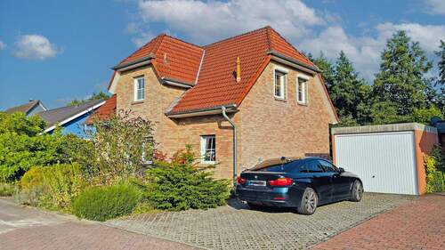 PKW Garage am Haus - 4 Zimmer Einfamilienhaus zum Kaufen in Sehnde