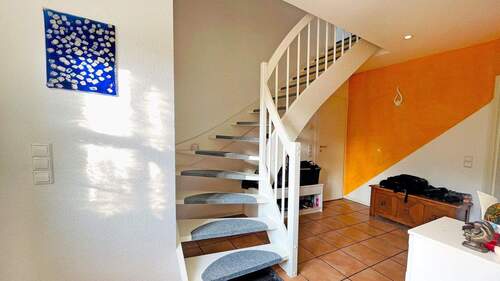 Diele und Treppe - Einfamilienhaus mit 129,60 m&sup2; in Sehnde zum Kaufen