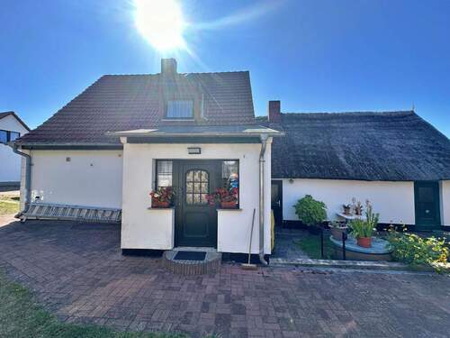 Hofansicht vom Haus - Gemütliches Einfamilienhaus mit Ferienwohnung im DG und Ferienzi. im NG auf Usedom
