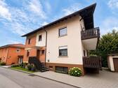 Aussenansicht - Wohnen & investieren – Zweifamilienhaus mit Potential
