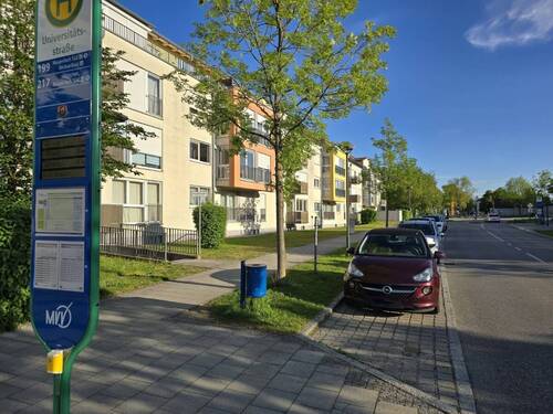 Bushaltestelle vor dem Haus - 