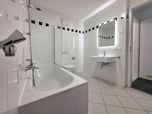 Badezimmer inkl. Waschmaschinenanschluss - 