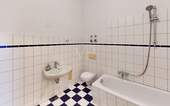 Badezimmer mit Badewanne - 