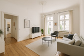 Wohnzimmer - Friedrichshain: Gepflegte 2-Zimmer-Altbauwohnung (52 m²) mit Balkon im 1. OG – attraktive Kiezlage, gute Infrastruktur & klassischer Altbaucharakter