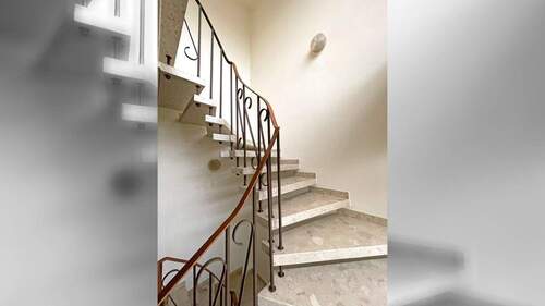 Treppenhaus - 5 Zimmer Mehrfamilienhaus, Wohnhaus zum Kaufen in Hannover