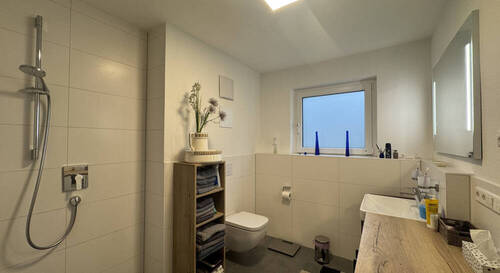 modernes bad mit bodenebener Dusche - 