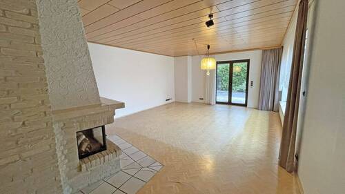 EG Wohnzimmer mit Kamin - 