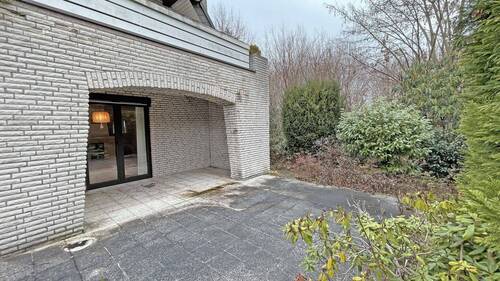 Teilüberdachte Terrasse am Wohnzimmer - 