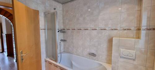 Bad mit Wanne - 