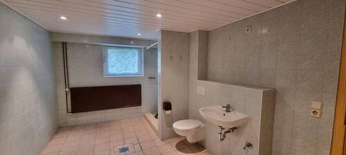 Bad mit Dusche (unten) - 