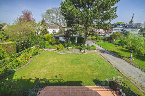 Blick in den Garten - Mehrfamilienhaus, Wohnhaus mit 230,00 m&sup2; in Würselen zum Kaufen