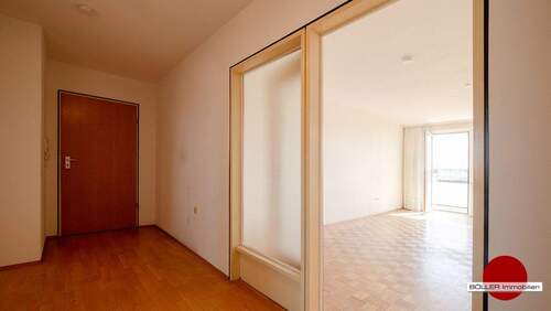 Wohnzimmer / Diele - 3 Zimmer Etagenwohnung zum Kaufen in Nürnberg