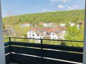 Balkon - IHRE NEUE WOHLFÜHLOASE: 4,5-Zimmer mit Balkon, saniertem Tageslichtbad und tollem Ausblick!