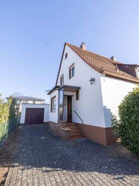 Hauseingang mit Garagenzufahrt - 6 Zimmer Einfamilienhaus zum Kaufen in Nürnberg