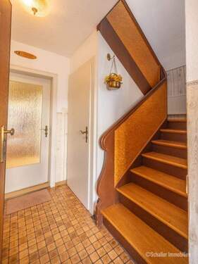 Treppenhaus mit Eingangsbereich - 