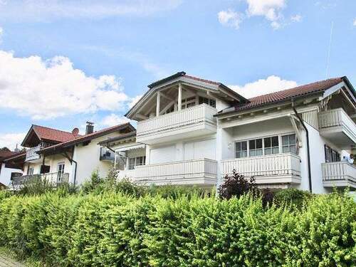 Hausansicht - Sehr hübsch 2,5-Zimmer-Wohnung im 1. OG, mit Bergblick und zwei Balkonen.
