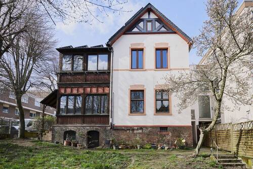 Haus Außenansicht I - 6 Zimmer Mehrfamilienhaus, Wohnhaus in Frankfurt am Main