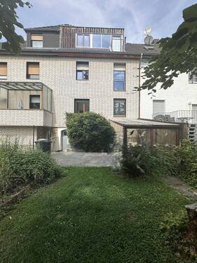 Gartenansicht - Schickes Einfamilienhaus in 52349 Düren-Stadt, mit Garten und Terrasse