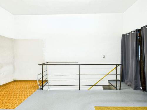 Büroraum/Treppe zum Lager - 