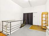 Büroraum/Treppe zum Lager - 