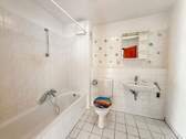 Badezimmer mit Badewanne im OG - 
