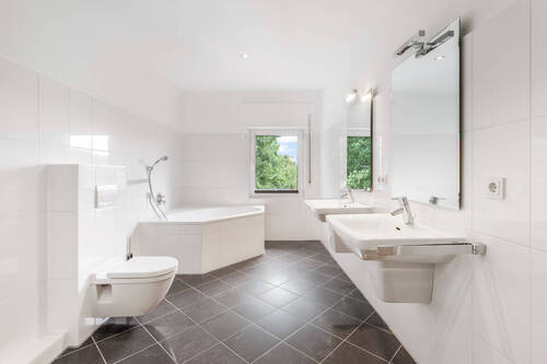 Bad 2. OG - Mehrfamilienhaus, Wohnhaus mit 393,00 m&sup2; in Eystrup zum Kaufen